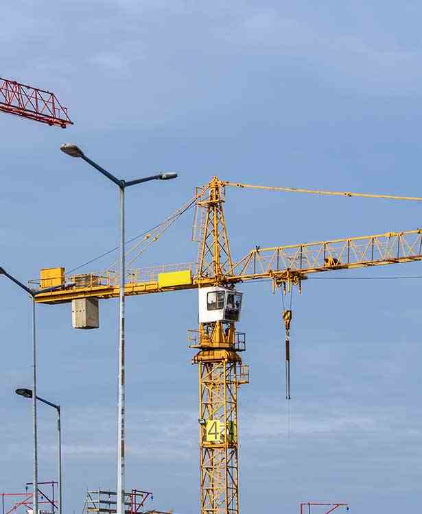 Cranes on a worksite)